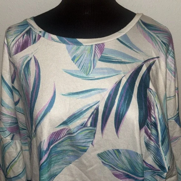 Torrid Pullover Soft Lined Feather Look Top size 2X - Picture 2 of 10